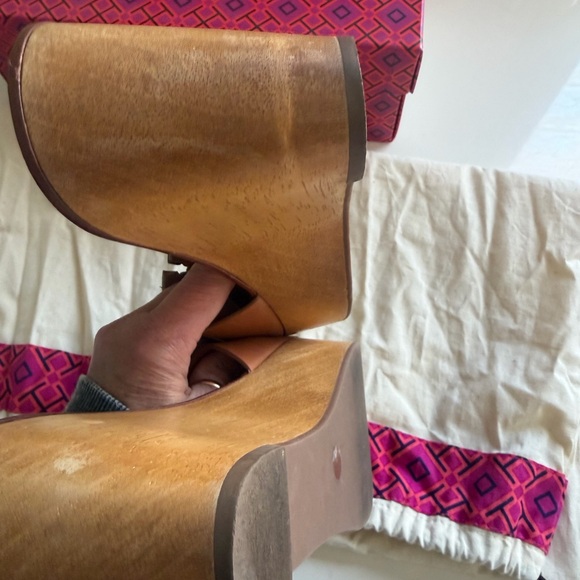 Tory Burch INES 80MM WEDGE SLIDE
CALF LEATHER/METALLIC VEG
LEATHER
SIZE US 7 - Picture 12 of 13